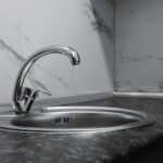 eau jaunatre au robinet causes dangers et solutions immediates 1