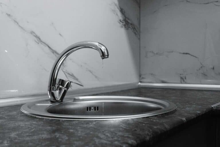 eau jaunatre au robinet causes dangers et solutions immediates 1