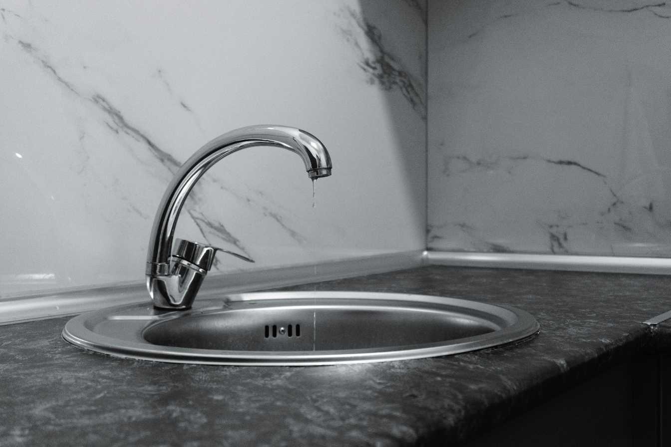 eau jaunatre au robinet causes dangers et solutions immediates 1